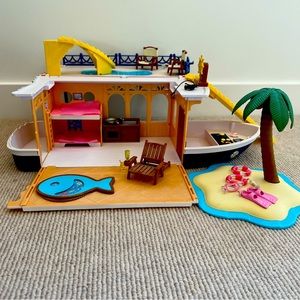 Calico Critters Seaside Cruiser